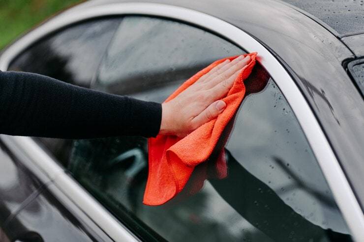 Des lingettes nettoyantes pour le nettoyage intérieur de votre voiture