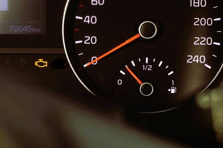 Voyant allumé indiquant les pertes de puissance d'un moteur