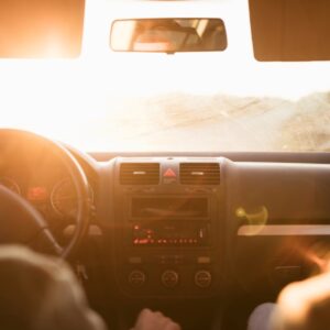 Voiture garée au soleil : comment limiter la chaleur dans l’habitacle ?