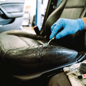 Réparation siège en cuir voiture : le guide pas-à-pas pour un résultat quasi invisible